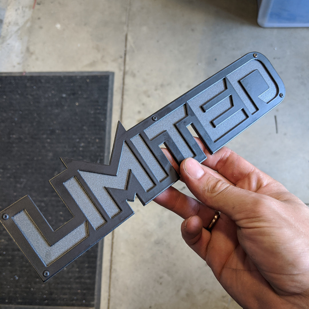 Badge limité - Sharp - Noir sur bronze