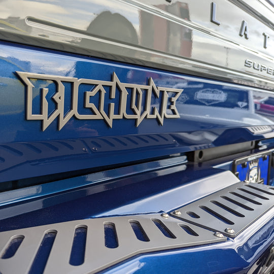 Emblème de texte personnalisé à une seule couche - Jusqu'à 12 caractères