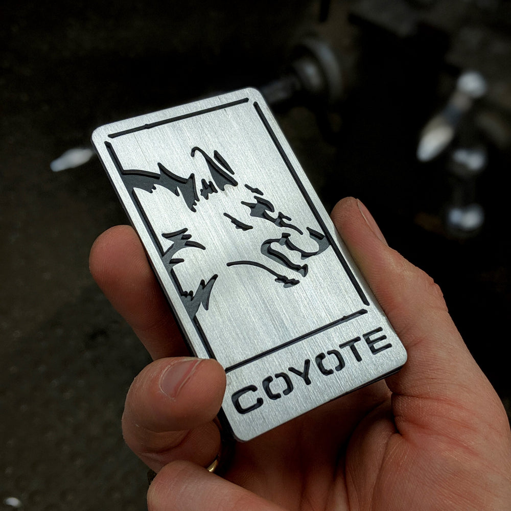 Emblème Coyote en acier inoxydable brossé - Compatible avec la calandre et le couvercle de coffre Mustang® 2015+