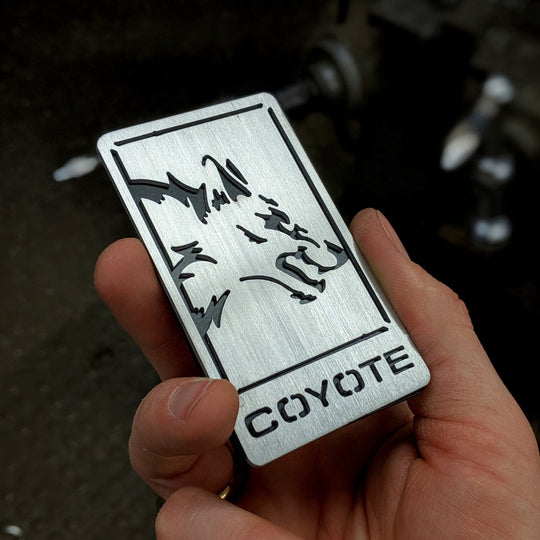 Emblème Coyote en acier inoxydable brossé - Compatible avec la calandre et le couvercle de coffre Mustang® 2015+