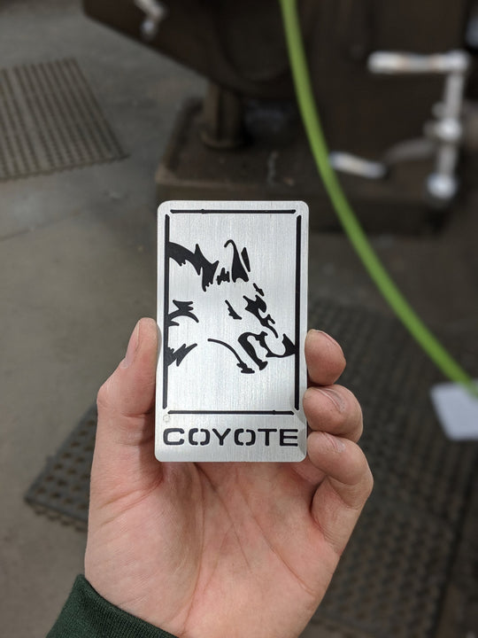 Emblème Coyote en acier inoxydable brossé - Compatible avec la calandre et le couvercle de coffre Mustang® 2015+