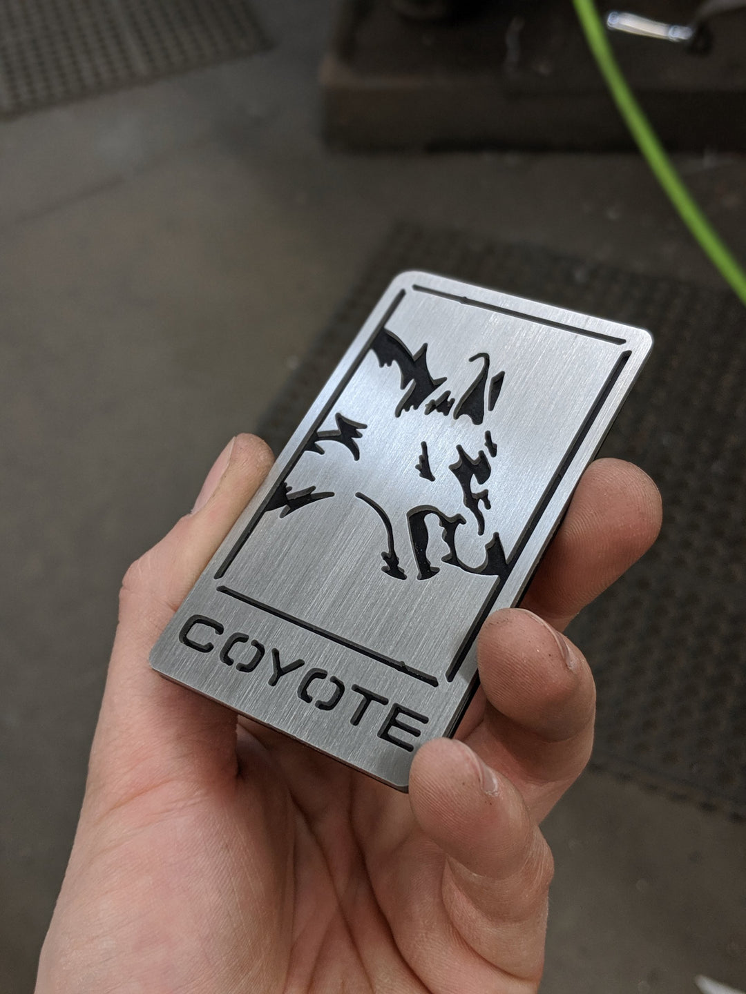 Emblème Coyote en acier inoxydable brossé - Compatible avec la calandre et le couvercle de coffre Mustang® 2015+