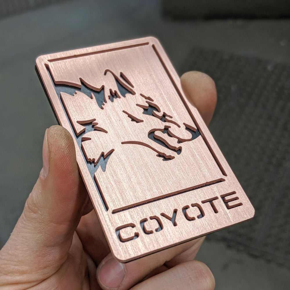 Emblème Coyote en cuivre brossé - Compatible avec la calandre et le couvercle de coffre Mustang® 2015+