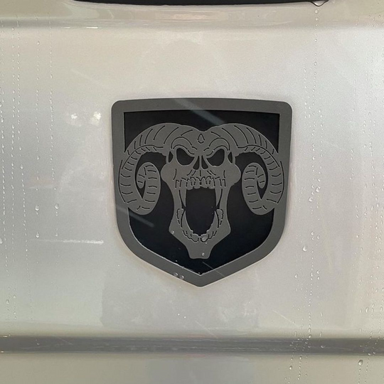 Emblème de bouclier de crâne personnalisé - Camions RAM®, calandre ou hayon - Compatible avec plusieurs modèles et années