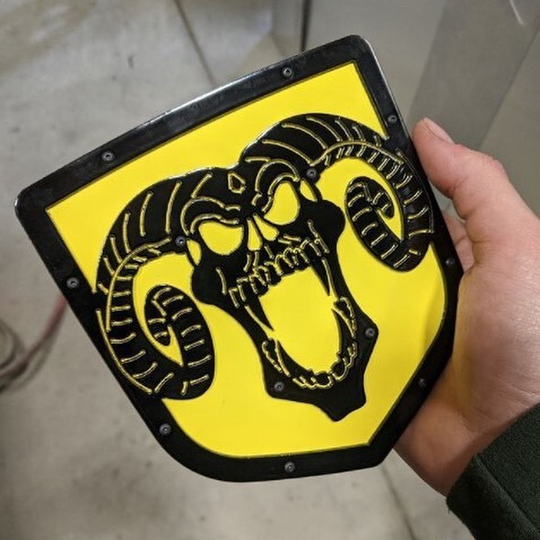 Emblème de bouclier de crâne personnalisé - Camions RAM®, calandre ou hayon - Compatible avec plusieurs modèles et années