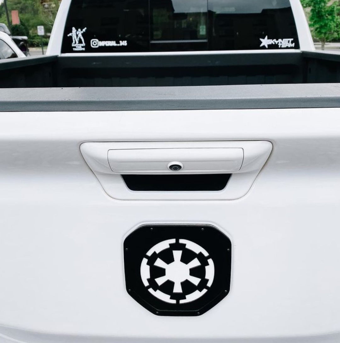 Emblème de bouclier Galactic Insignia - Camions, calandre et hayon RAM® - Compatible avec plusieurs modèles et années